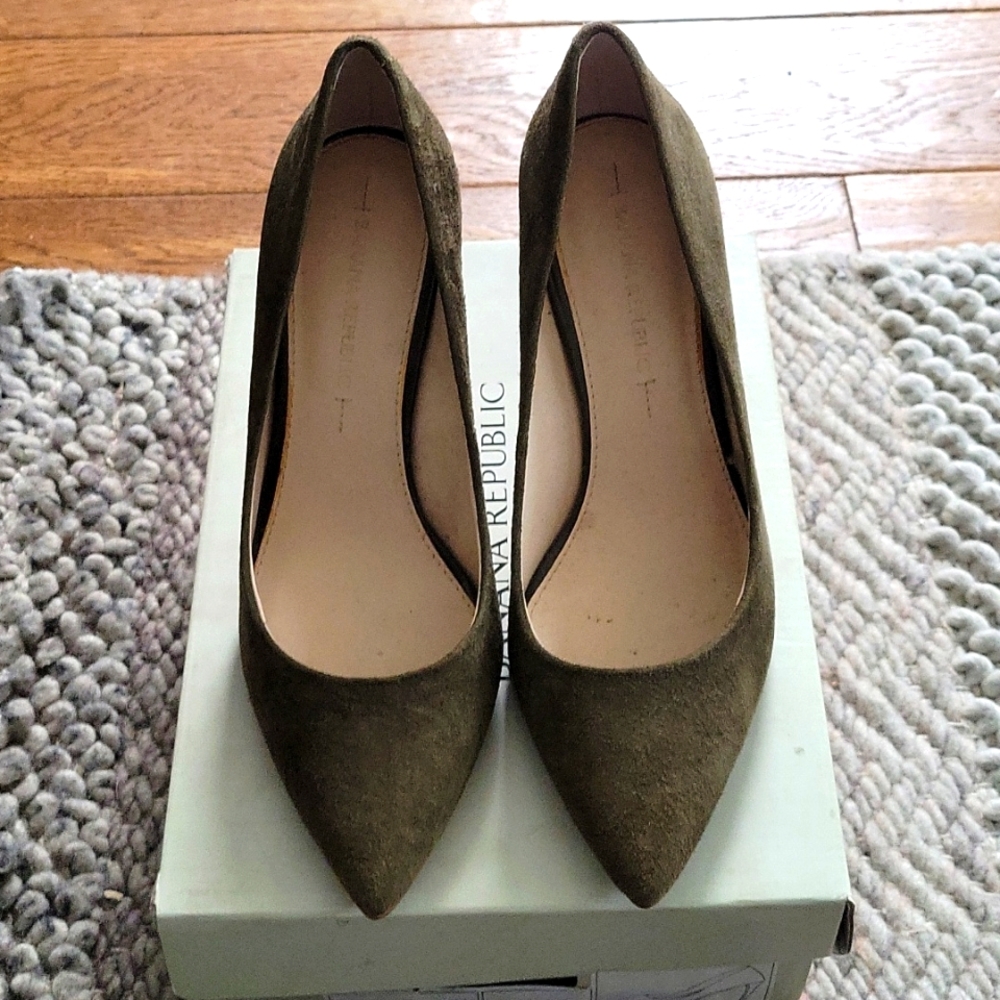 Banana Republic Suede Pumps